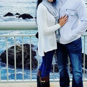 GUESS crew cabel white sweater knit waffle
Super flattering with gold thread